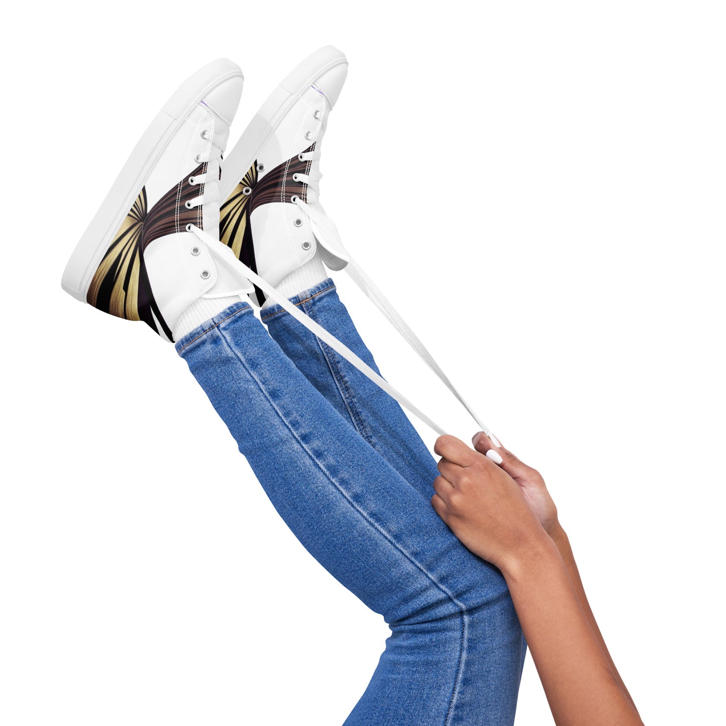 Nainen nostaa jalkojaan ilmaan, jalassaan valkoiset, ainutlaatuisesti muotoillut ja valkoiset nauhalliset Aylure Eirith -tennarit.