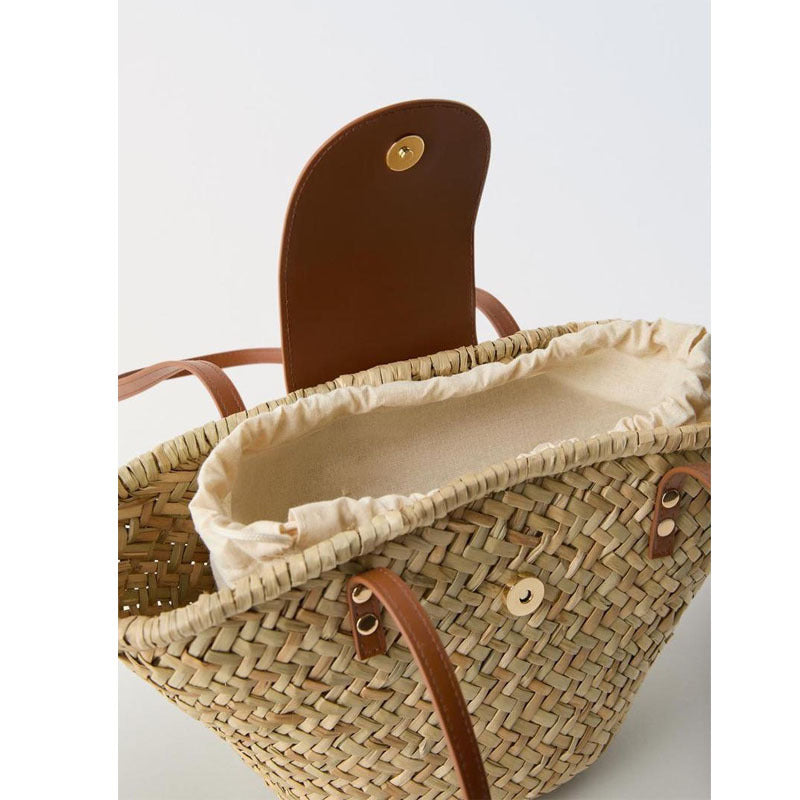 Casual and stylish straw bag for beach or city wear