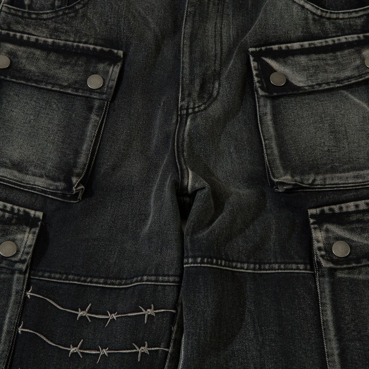 Ylisuuret brodeeratut cargo-farkut