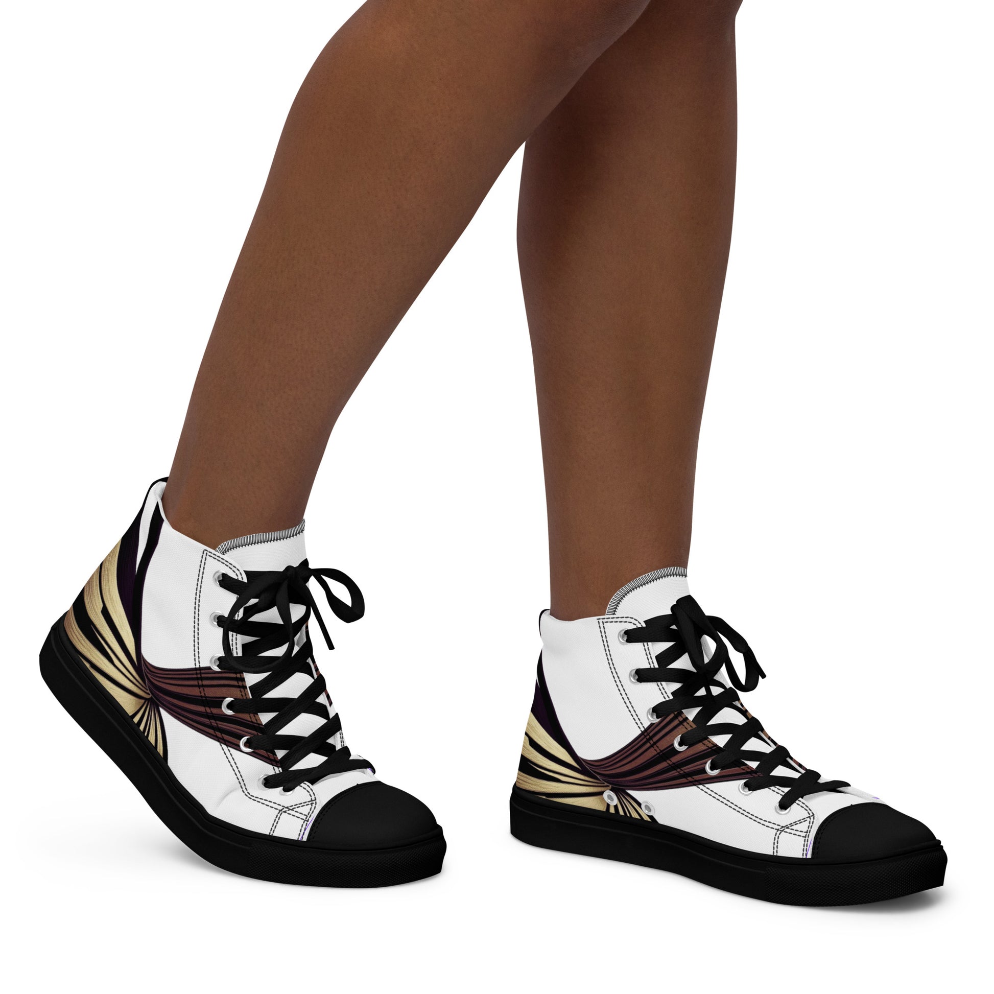 Naisella mustat Aylure Eirith -tennarit, joissa on ainutlaatuiset graafiset yksityiskohdat