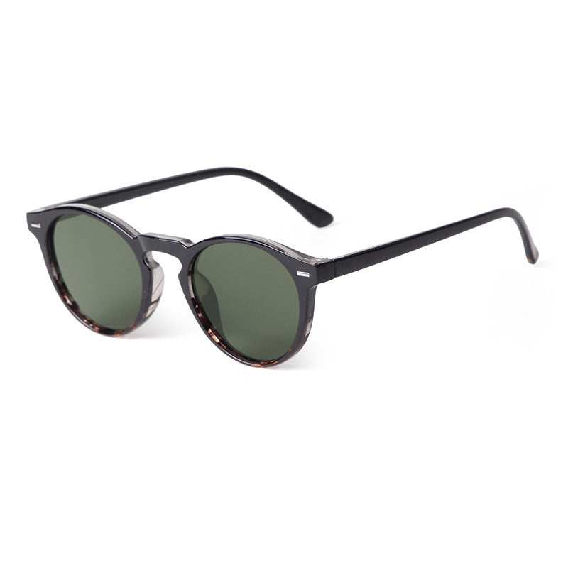 Deep dark brown frame with classic G15 green lenses – bold and balanced.