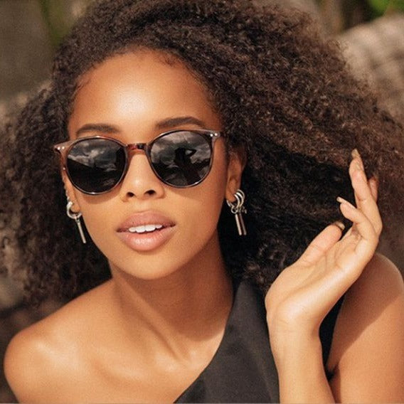 Model wearing Tea-toned frame with dark lenses – vintage warmth in a modern cut.