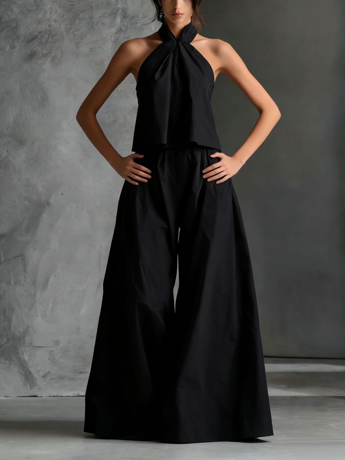 Musta elegantti halterneck-toppi ja wide leg -housut
