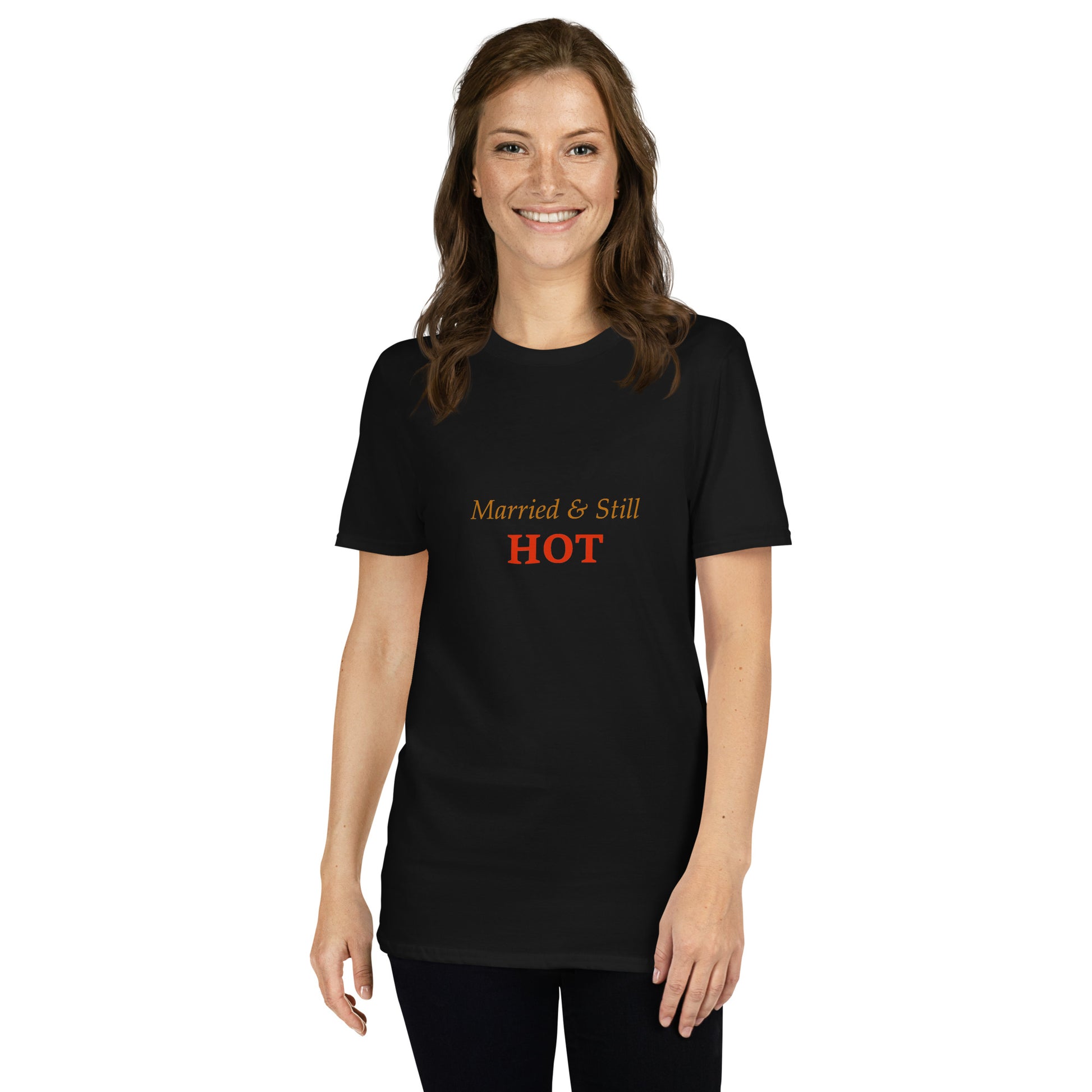 Musta unisex-t-paita tekstillä “Married & Still HOT”