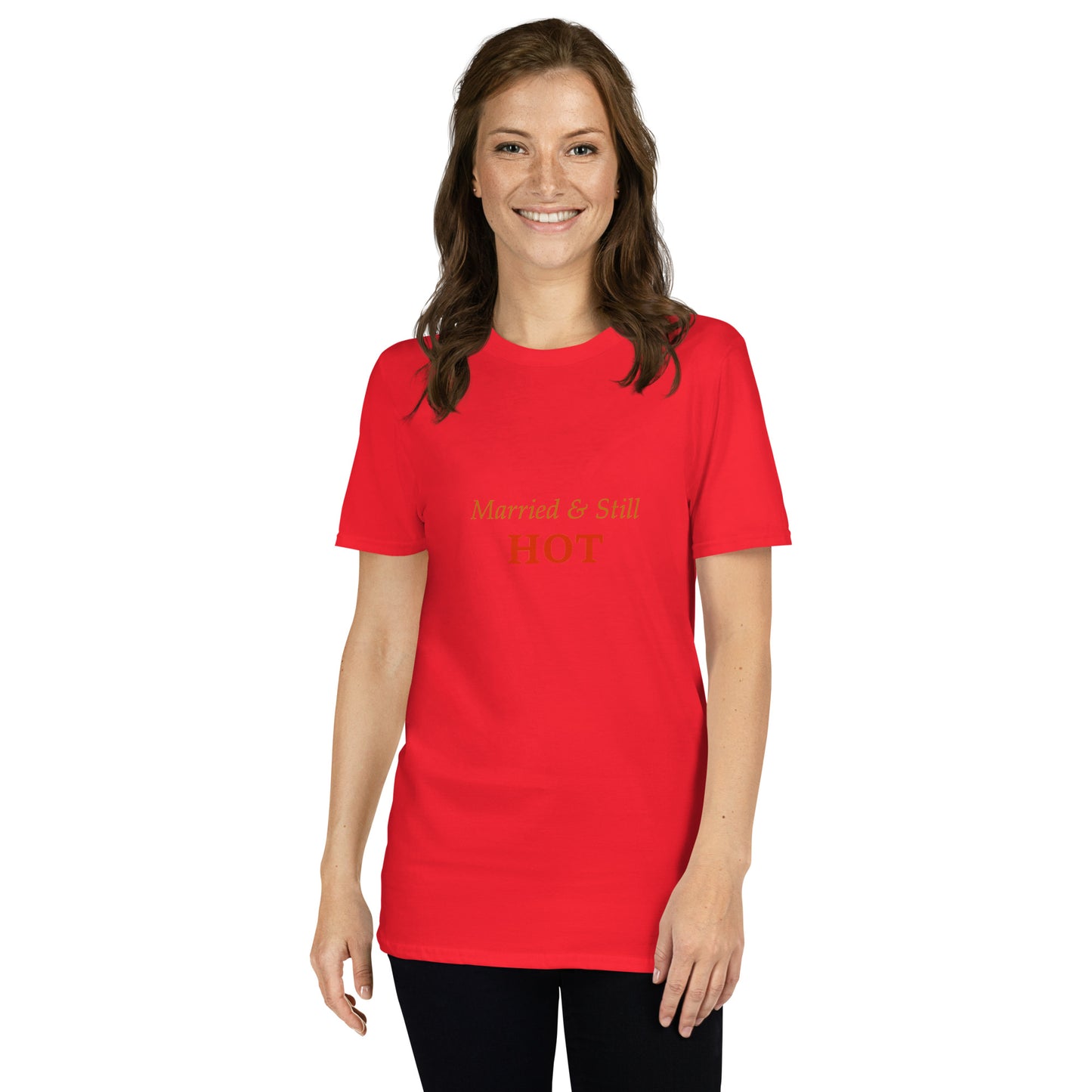 Punainen unisex-t-paita tekstillä “Married & Still HOT”